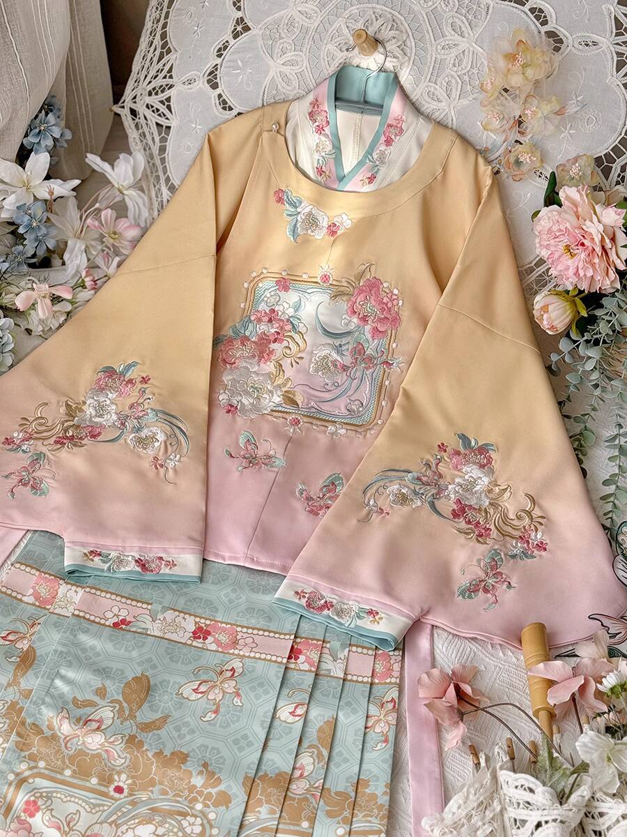 Embroidery Horse - Nuovo Hanfu Donna Sistema Ming Girocollo