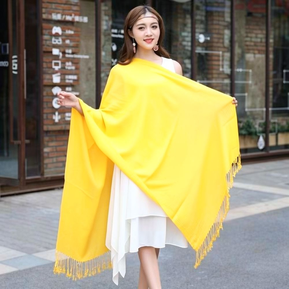 Sciarpa in raso giallo per il  - Embroidery Shawl recensione e prezzo