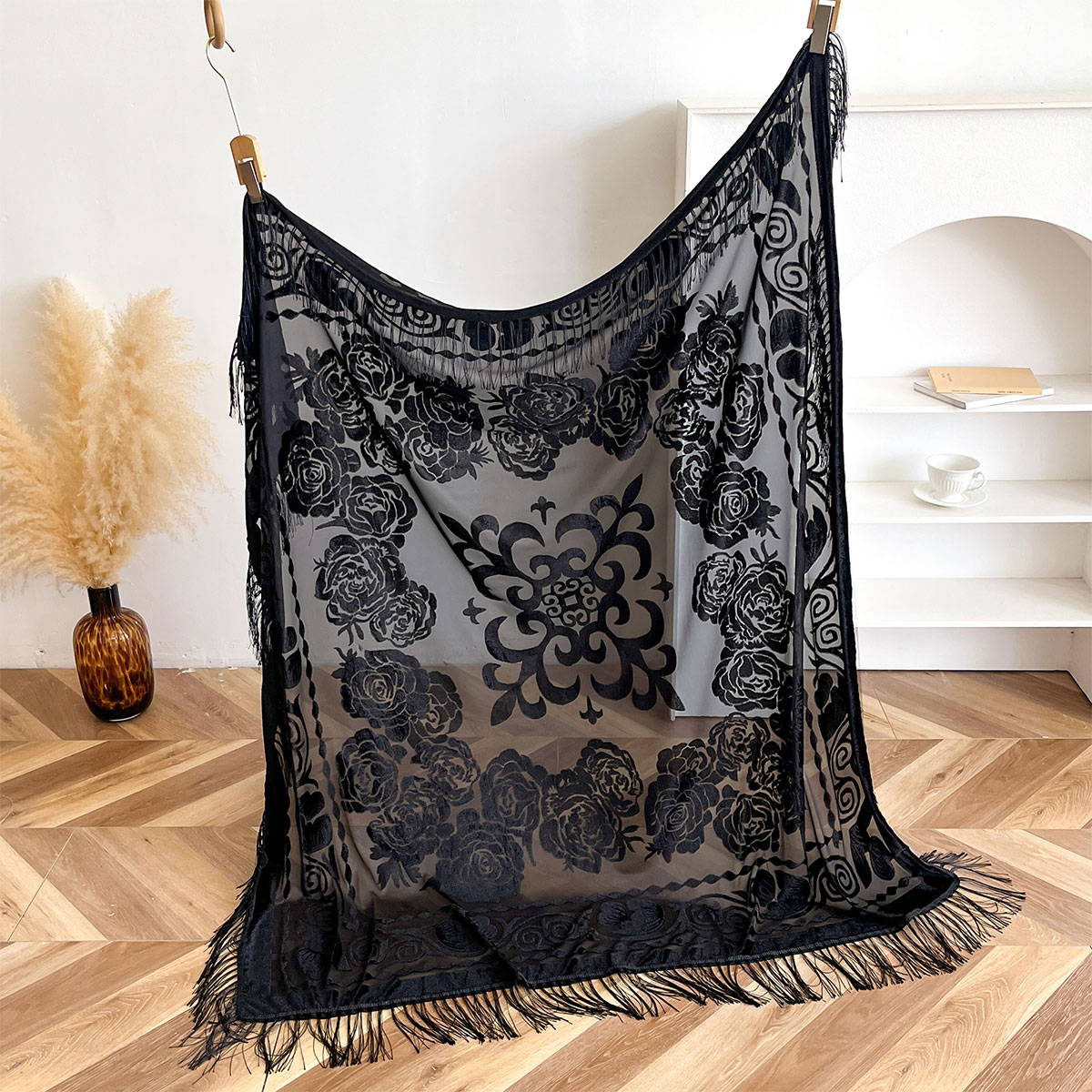 Sciarpa Retrò in Velluto con N - Embroidery Shawl recensione e prezzo