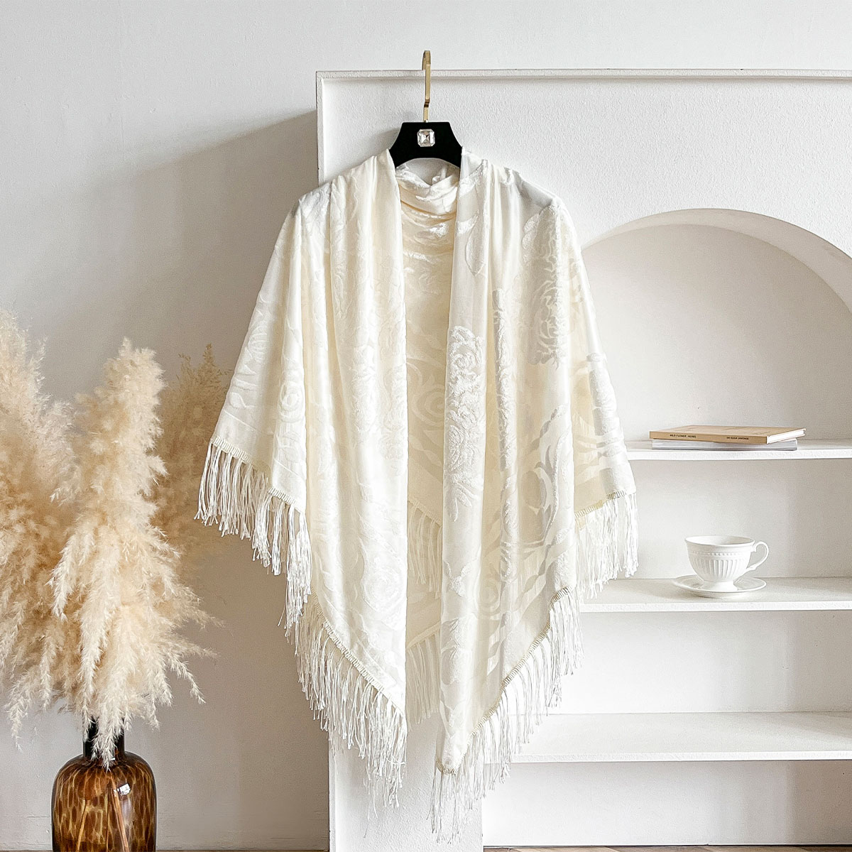 Sciarpa Retrò in Velluto con N - Embroidery Shawl recensione e prezzo