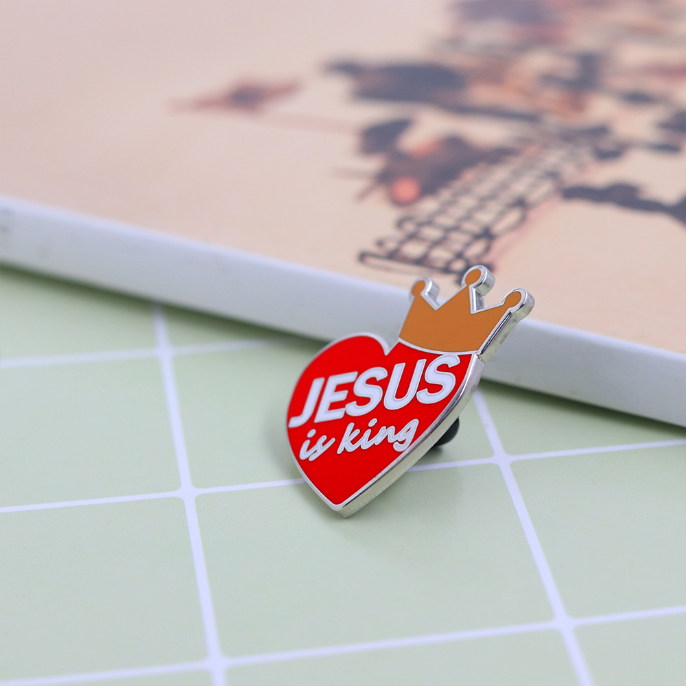 Spilla Smaltata 'Jesus Is King - Embroidery Jesus recensione e prezzo